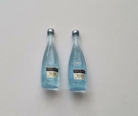 2 st miniatyrer, flaskor / champagneflaskor till dockskåp, tittskåp (ljusblå)