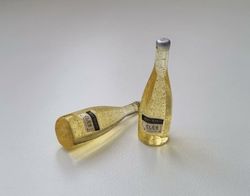 2 st miniatyrer, flaskor / champagneflaskor till dockskåp, tittskåp (gul)