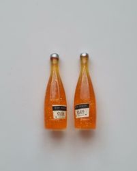 2 st miniatyrer, flaskor / champagneflaskor till dockskåp, tittskåp