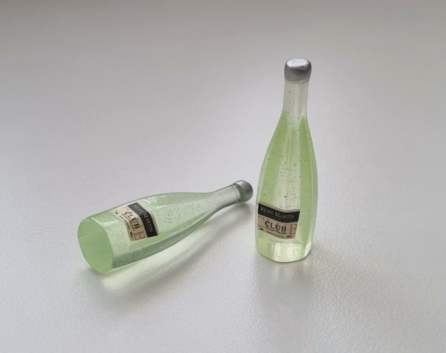 2 st miniatyrer, flaskor / champagneflaskor till dockskåp, tittskåp (grön)