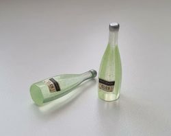 2 st miniatyrer, flaskor / champagneflaskor till dockskåp, tittskåp (grön)