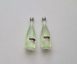 2 st miniatyrer, flaskor / champagneflaskor till dockskåp, tittskåp (grön)