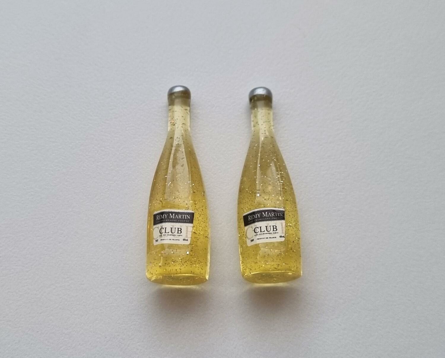 2 st miniatyrer, flaskor / champagneflaskor till dockskåp, tittskåp (gul)