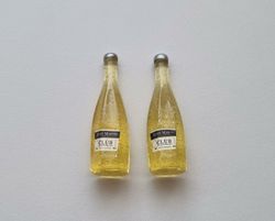 2 st miniatyrer, flaskor / champagneflaskor till dockskåp, tittskåp (gul)