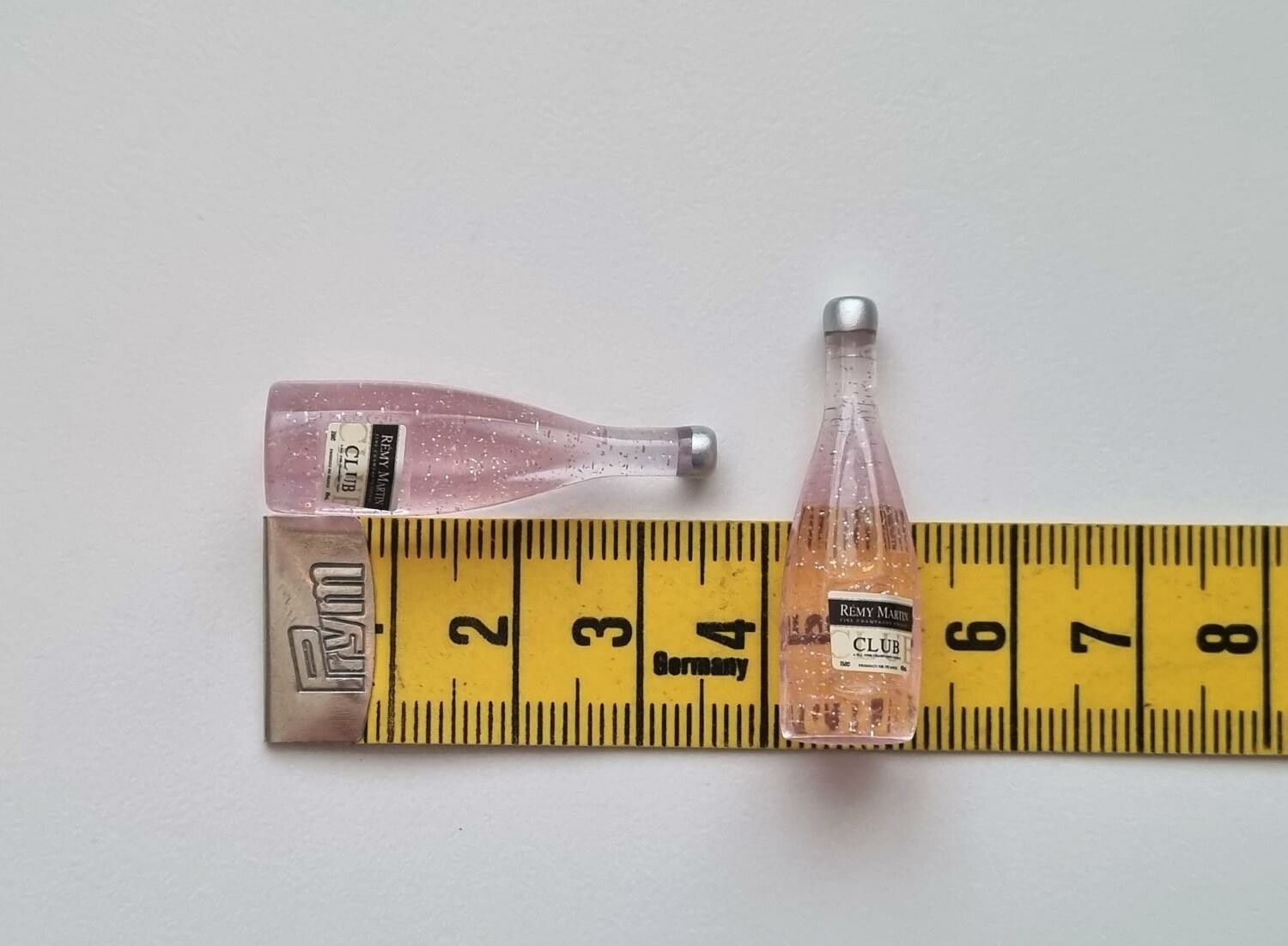 2 st miniatyrer, flaskor / champagneflaskor till dockskåp, tittskåp