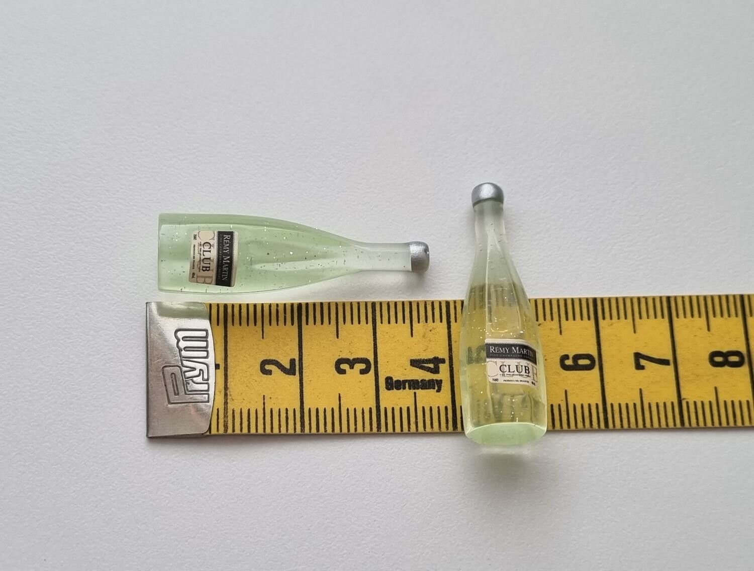 2 st miniatyrer, flaskor / champagneflaskor till dockskåp, tittskåp (grön)