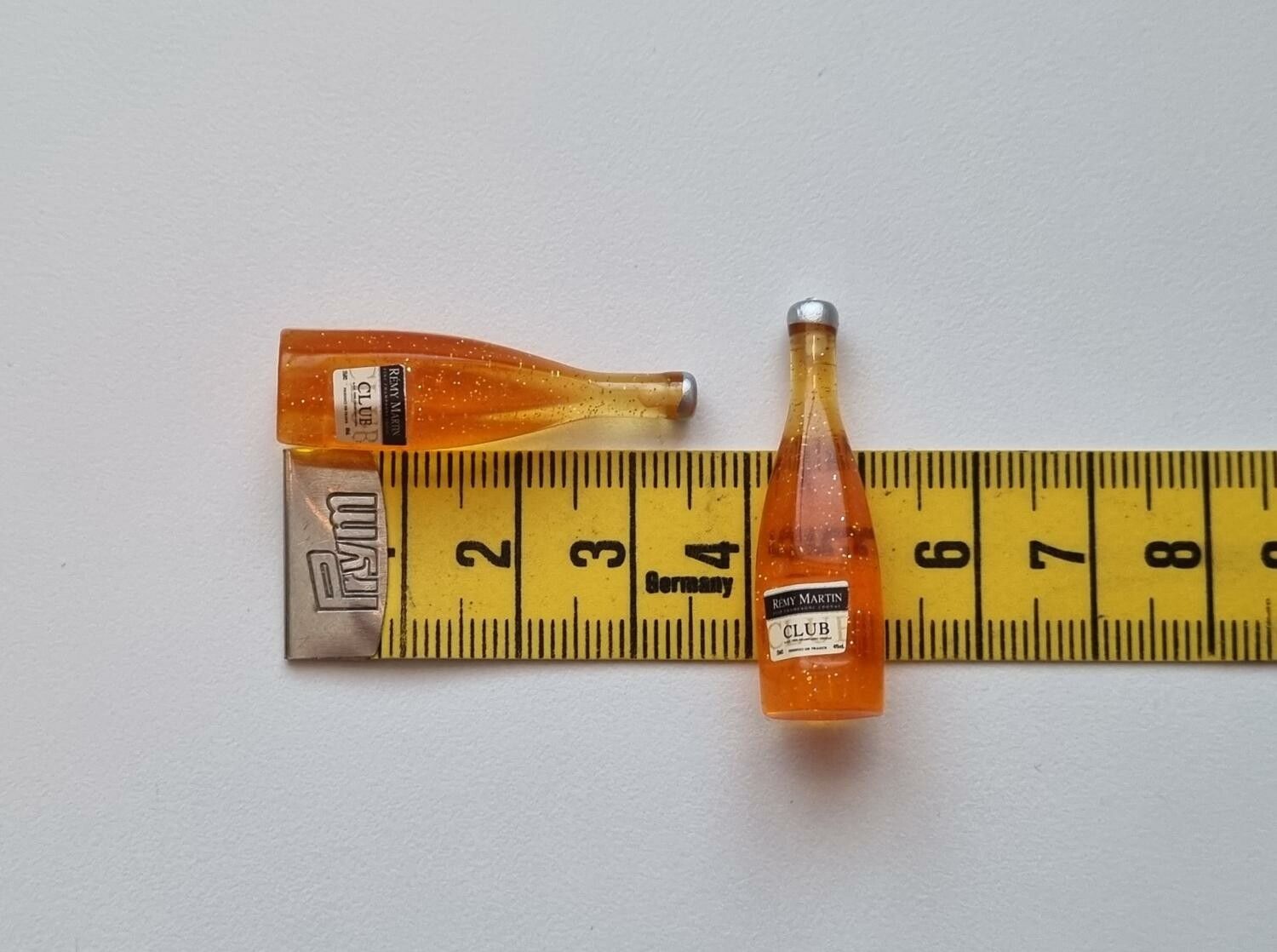 2 st miniatyrer, flaskor / champagneflaskor till dockskåp, tittskåp