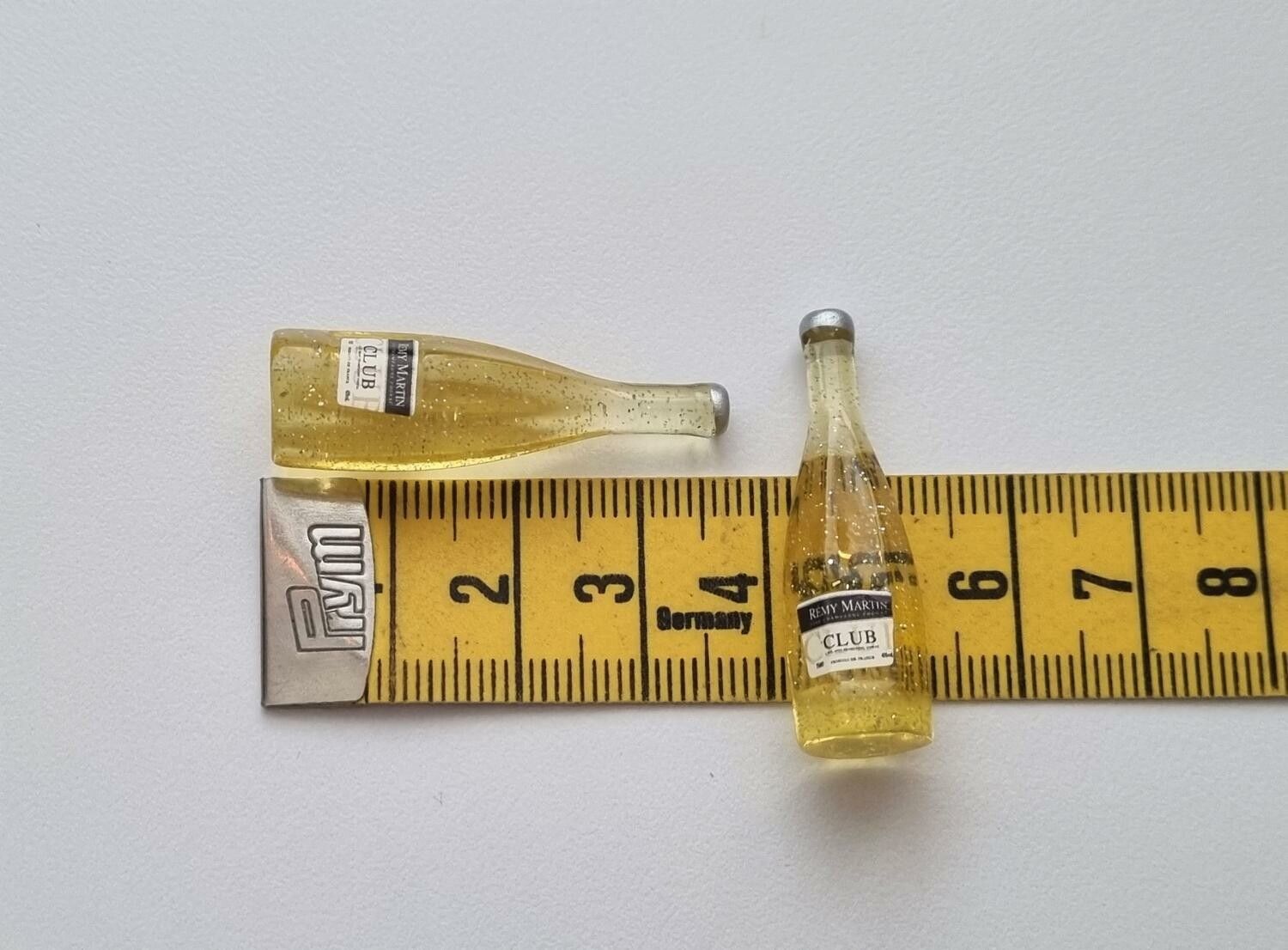 2 st miniatyrer, flaskor / champagneflaskor till dockskåp, tittskåp (gul)