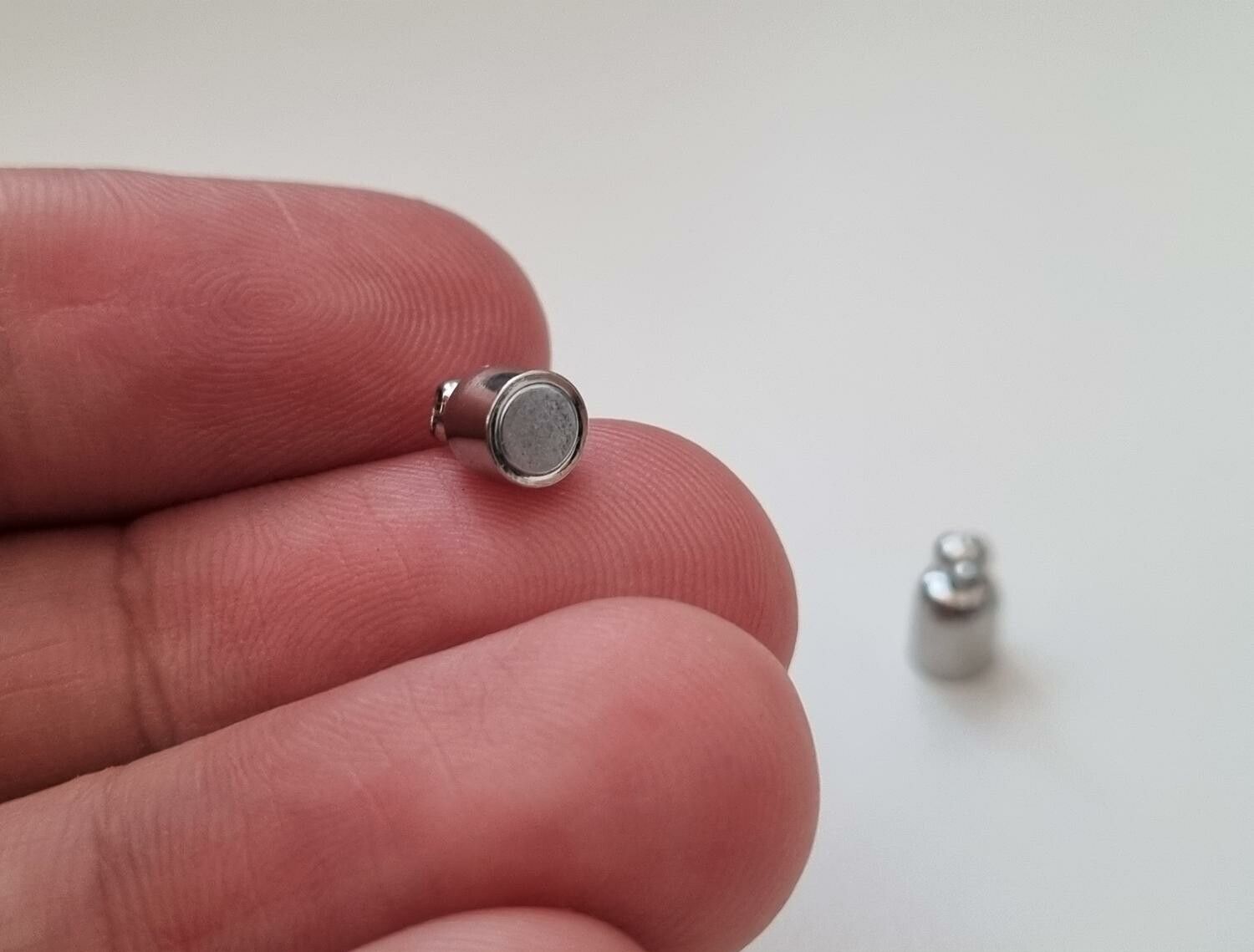 2 st magnetiska spännen / connectors (silverfärgade)