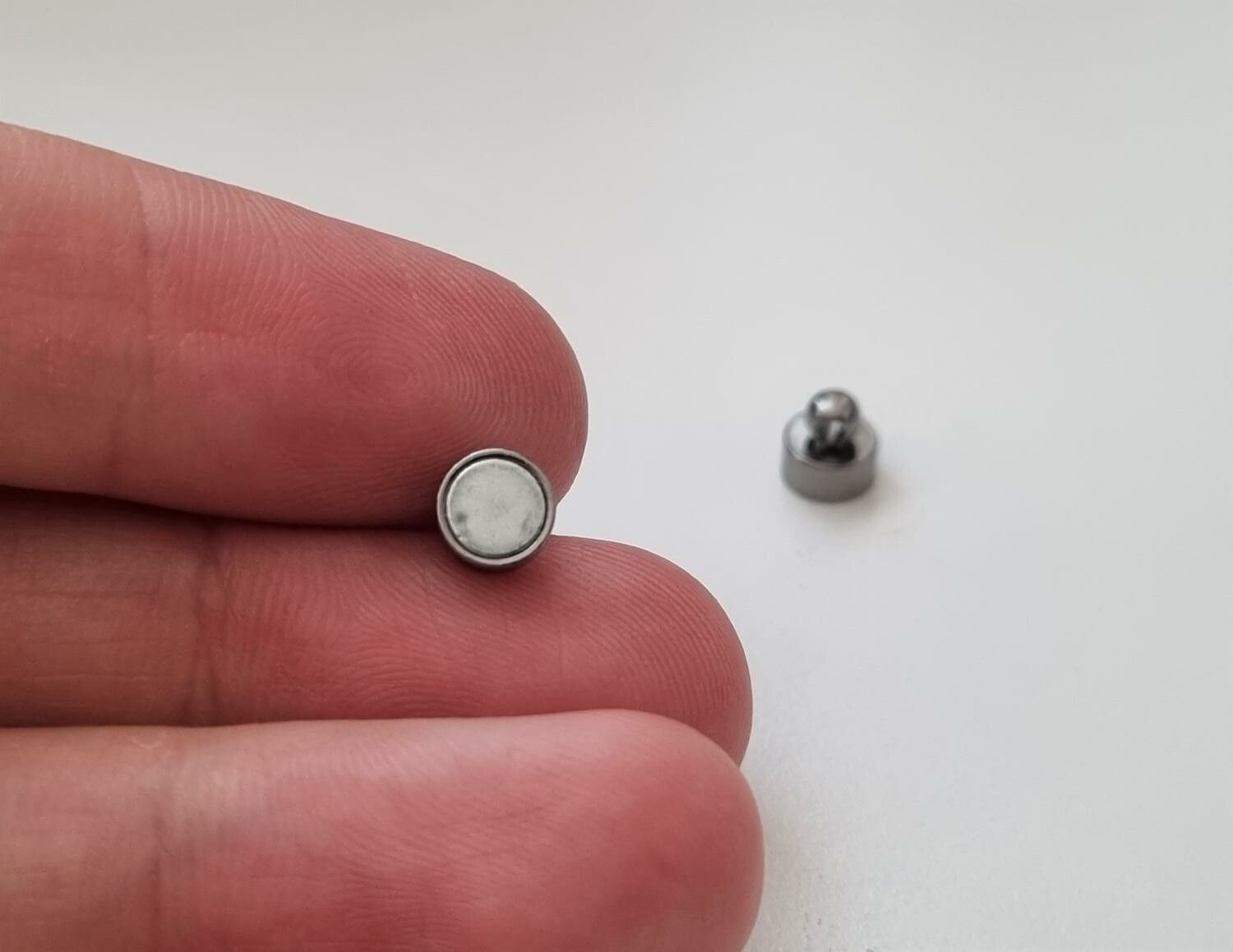 2 st magnetiska spännen / connectors (silverfärgade)