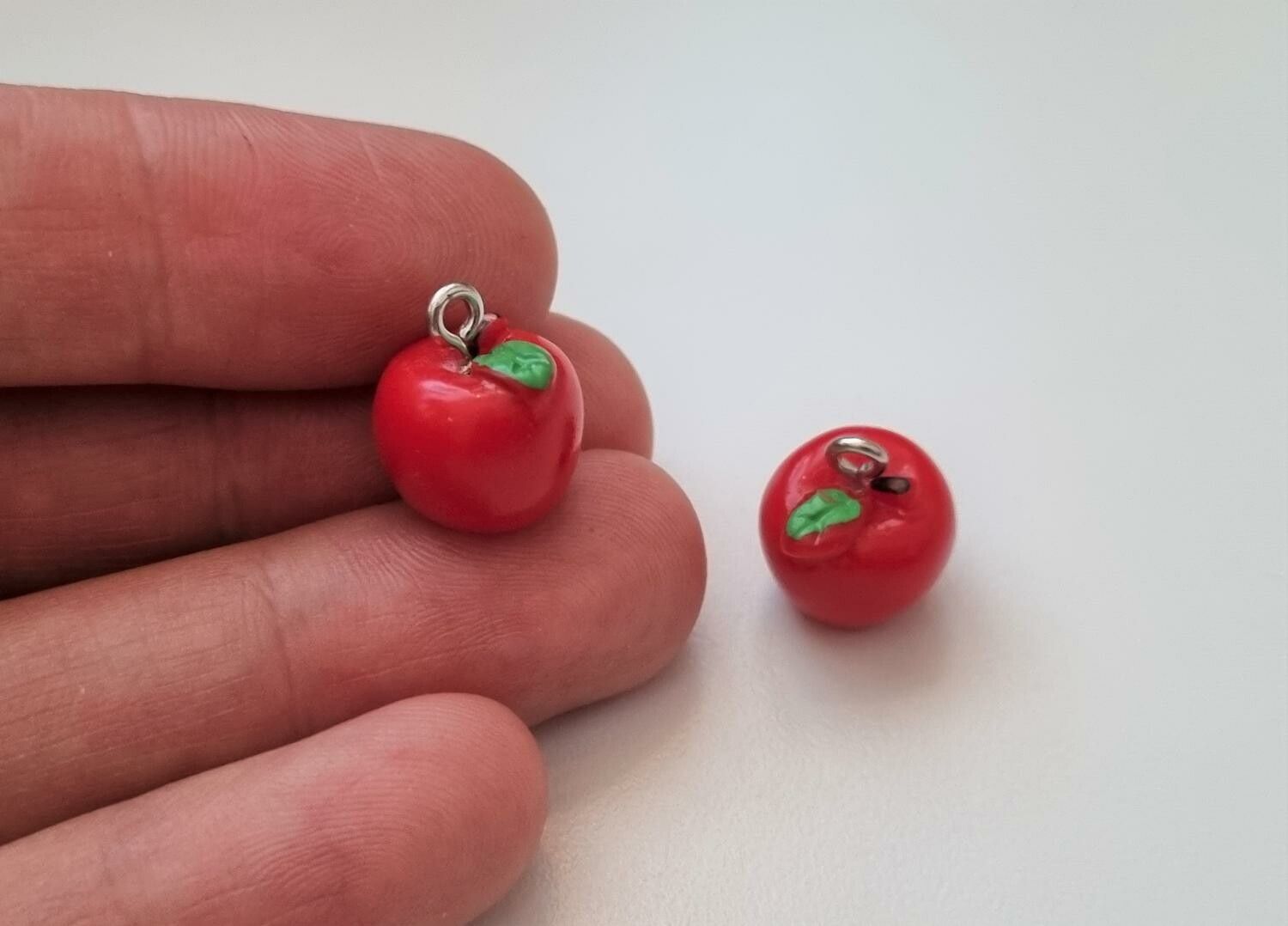2 st röda äpplen, berlocker / miniatyrer