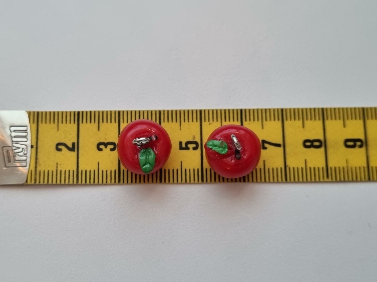 2 st röda äpplen, berlocker / miniatyrer