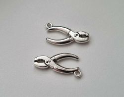 2 st silverfärgade Tänger. Berlocker / hänge / charm