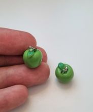 2 st gröna äpplen, berlocker / miniatyrer