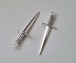 2 st silverfärgade svärd med dödskalle. Berlocker / hänge / charm