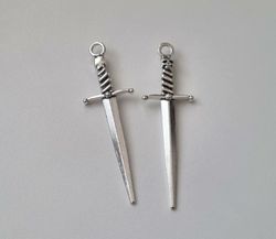 2 st silverfärgade svärd med dödskalle. Berlocker / hänge / charm