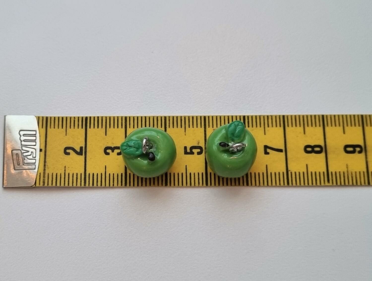 2 st gröna äpplen, berlocker / miniatyrer