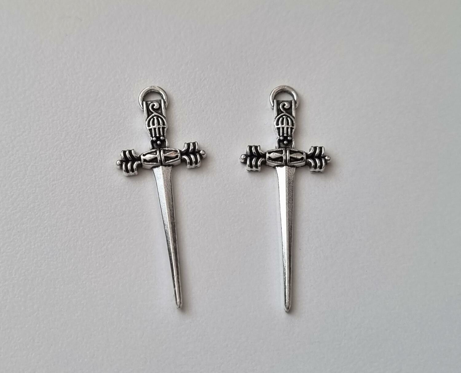 2 st silverfärgade svärd. Berlocker / hänge / charm