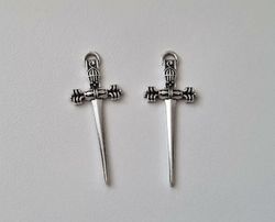 2 st silverfärgade svärd. Berlocker / hänge / charm