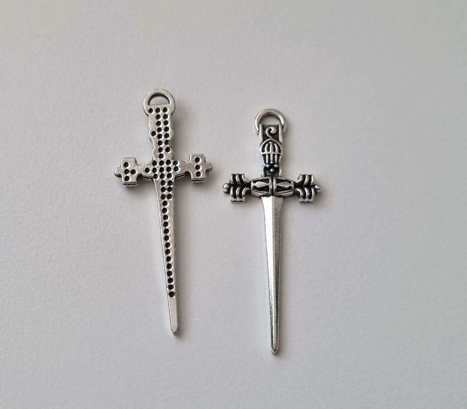 2 st silverfärgade svärd. Berlocker / hänge / charm