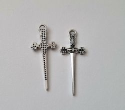2 st silverfärgade svärd. Berlocker / hänge / charm