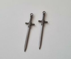 2 st svarta svärd. Berlocker / hänge / charm