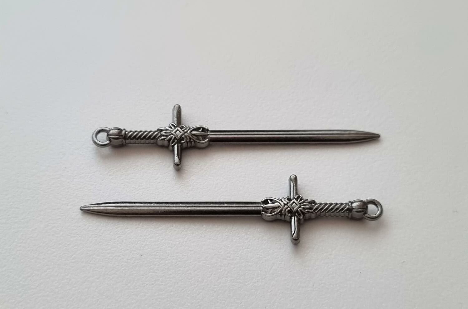 2 st svarta svärd. Berlocker / hänge / charm