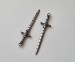2 st svarta svärd. Berlocker / hänge / charm