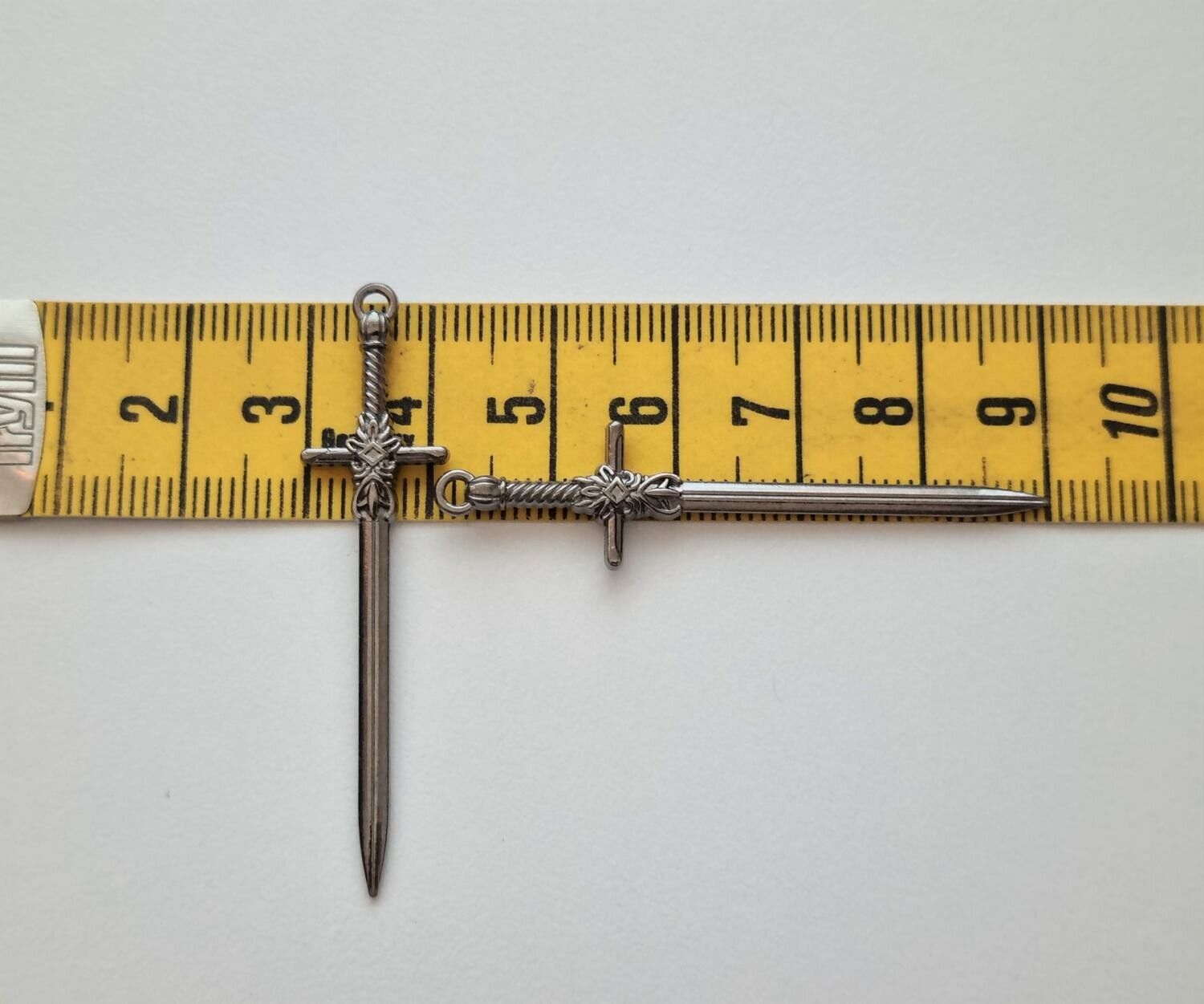 2 st svarta svärd. Berlocker / hänge / charm
