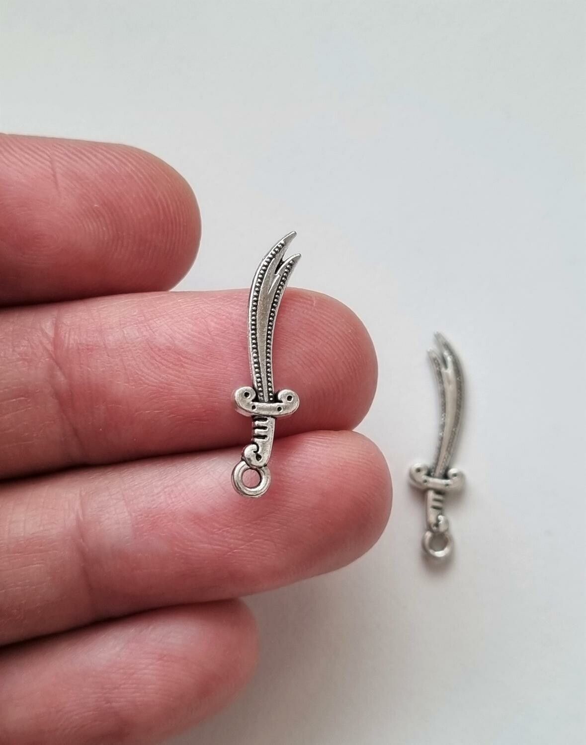 2 st små svärd / minisvärd. Berlocker / charms