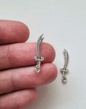 2 st små svärd / minisvärd. Berlocker / charms