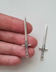 2 st svärd. Berlocker / hänge / charm