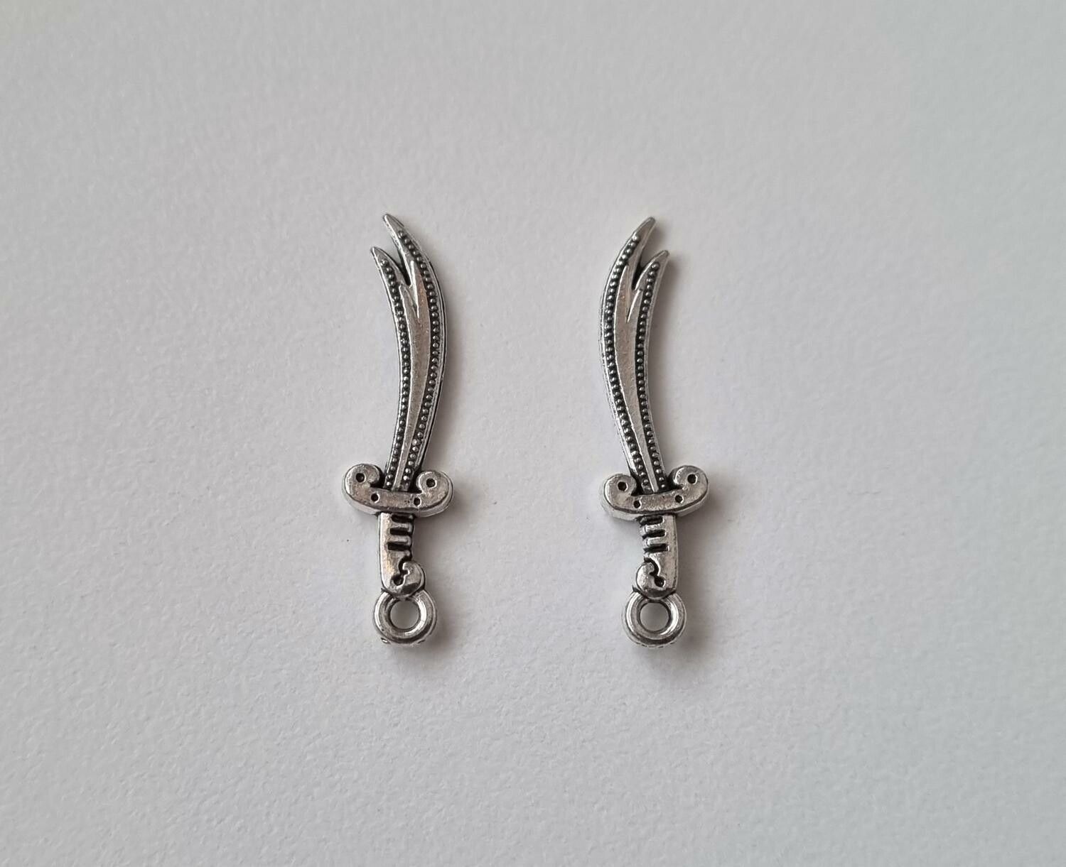 2 st små svärd / minisvärd. Berlocker / charms