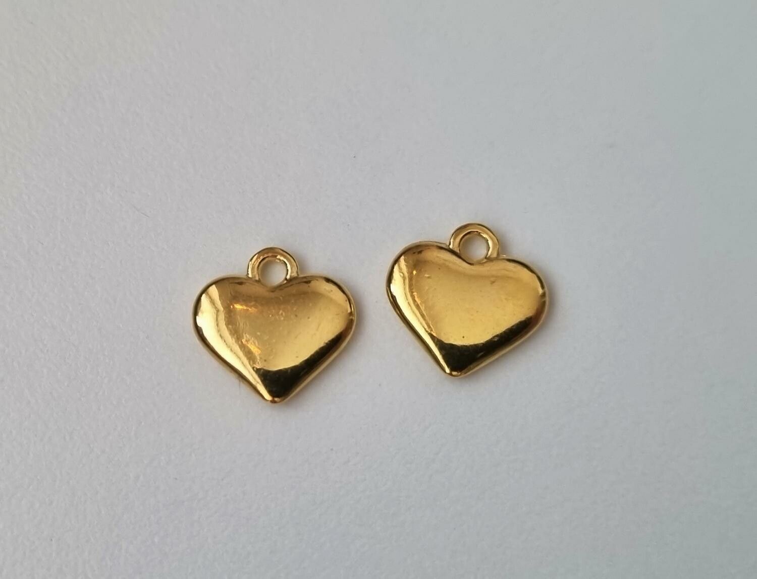 2 st guldfärgade hjärtan. Berlocker / hänge / charm