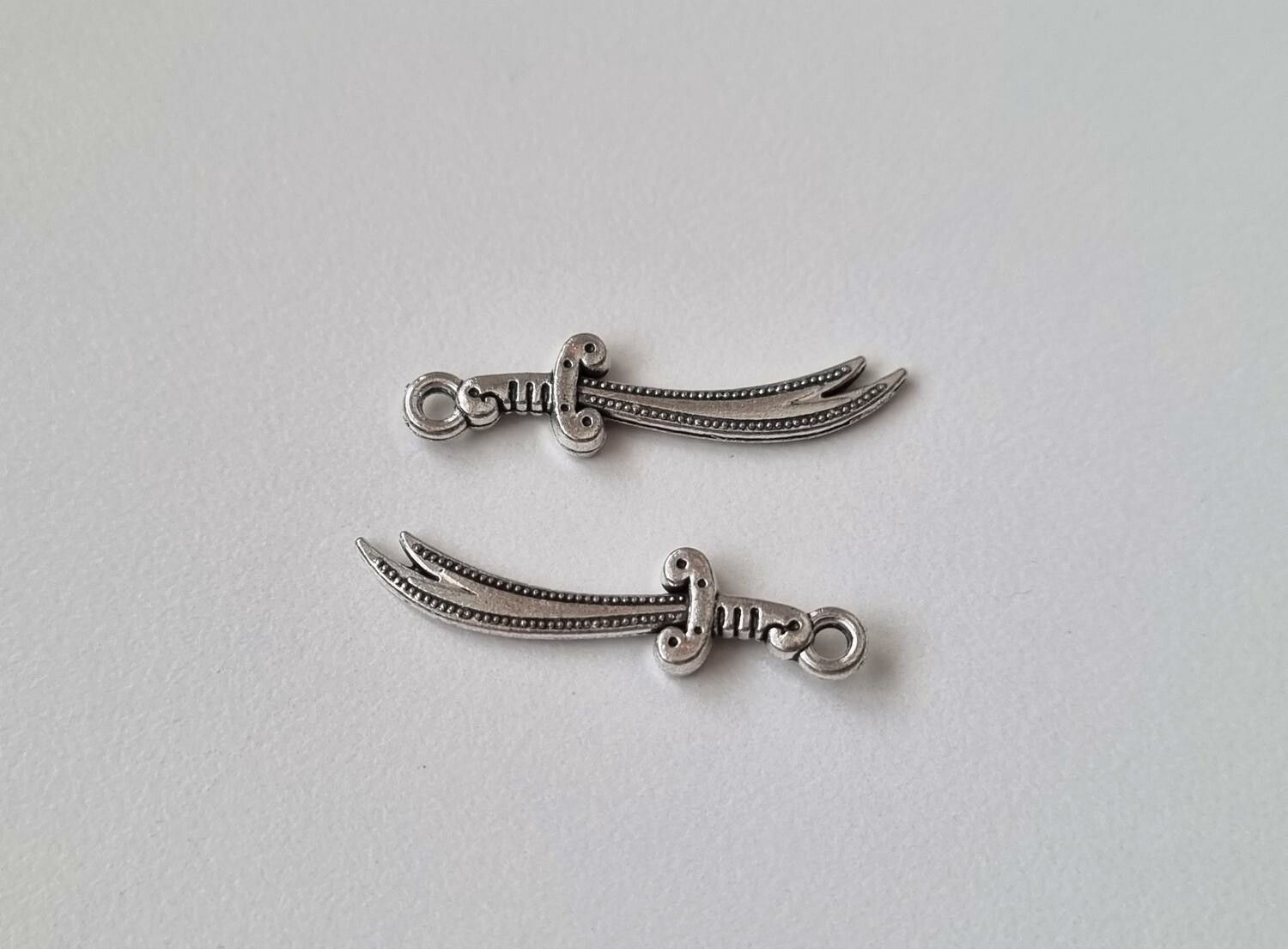 2 st små svärd / minisvärd. Berlocker / charms