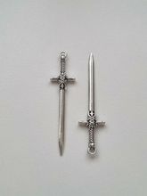 2 st svärd. Berlocker / hänge / charm