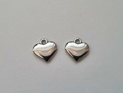 2 st silverfärgade hjärtan. Berlocker / hänge / charm