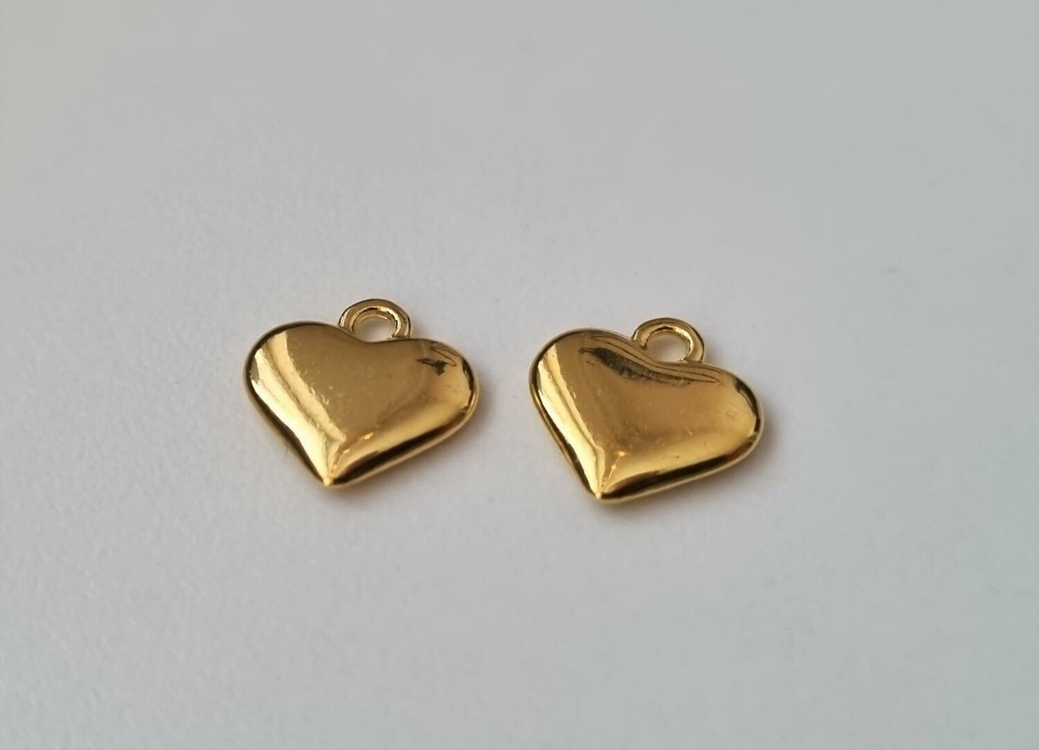 2 st guldfärgade hjärtan. Berlocker / hänge / charm