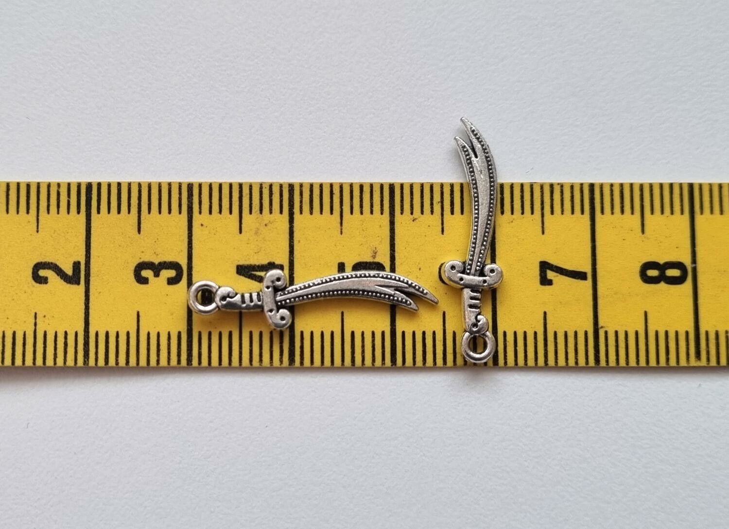 2 st små svärd / minisvärd. Berlocker / charms