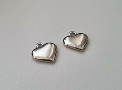 2 st silverfärgade hjärtan. Berlocker / hänge / charm