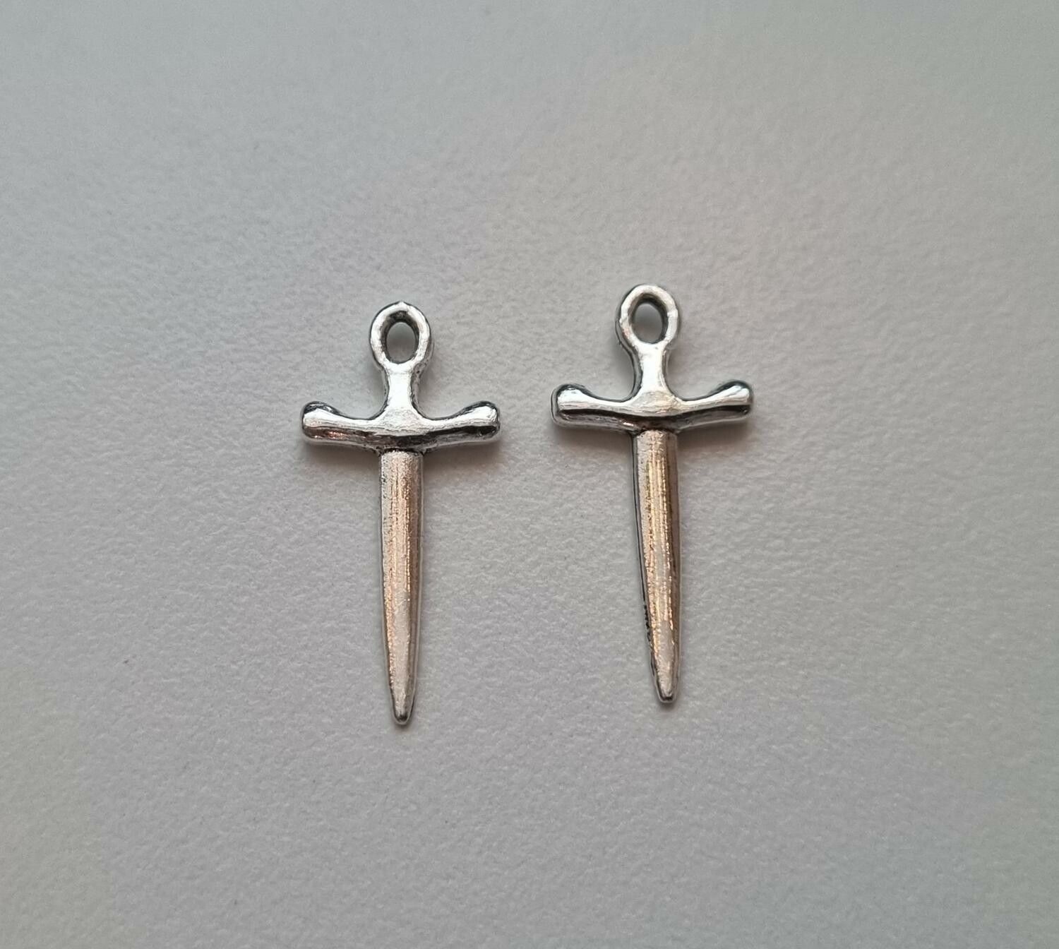 2 st mini dolkar / minisvärd. Berlocker / charms