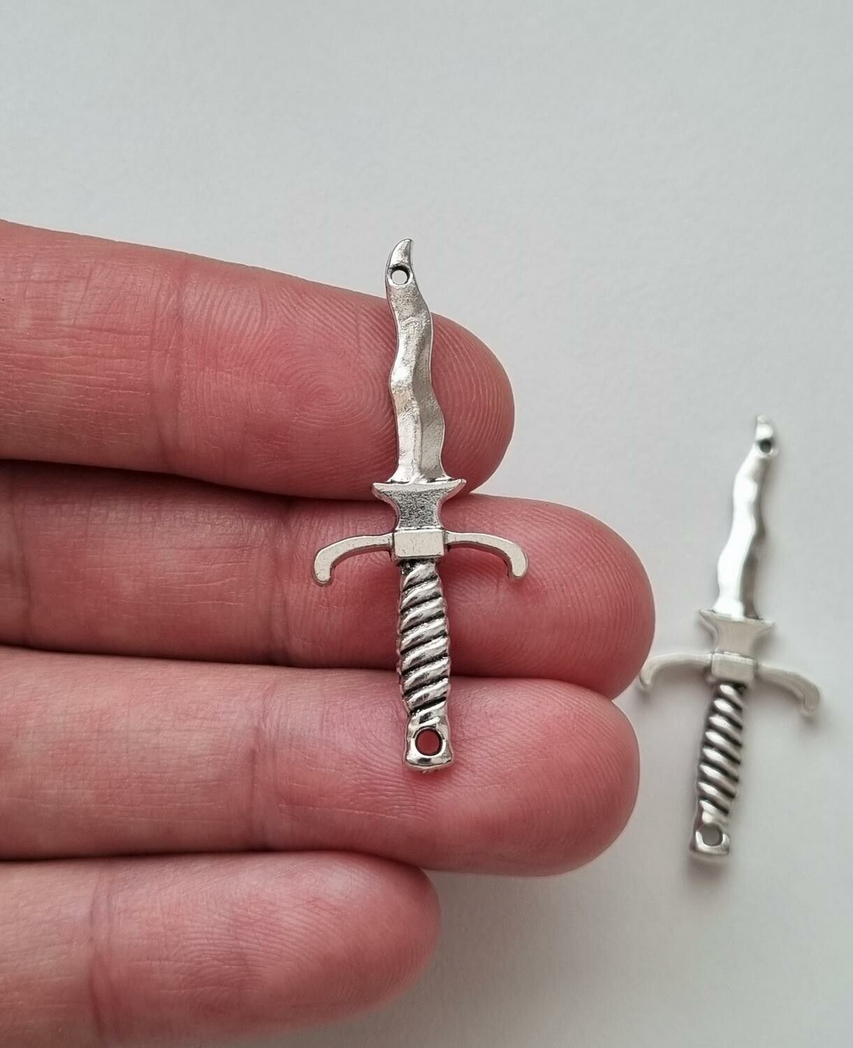 2 st dolkar. Berlocker / hänge / charm