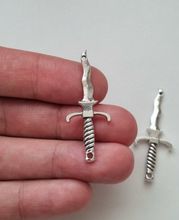 2 st dolkar. Berlocker / hänge / charm