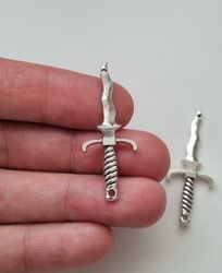 2 st dolkar. Berlocker / hänge / charm