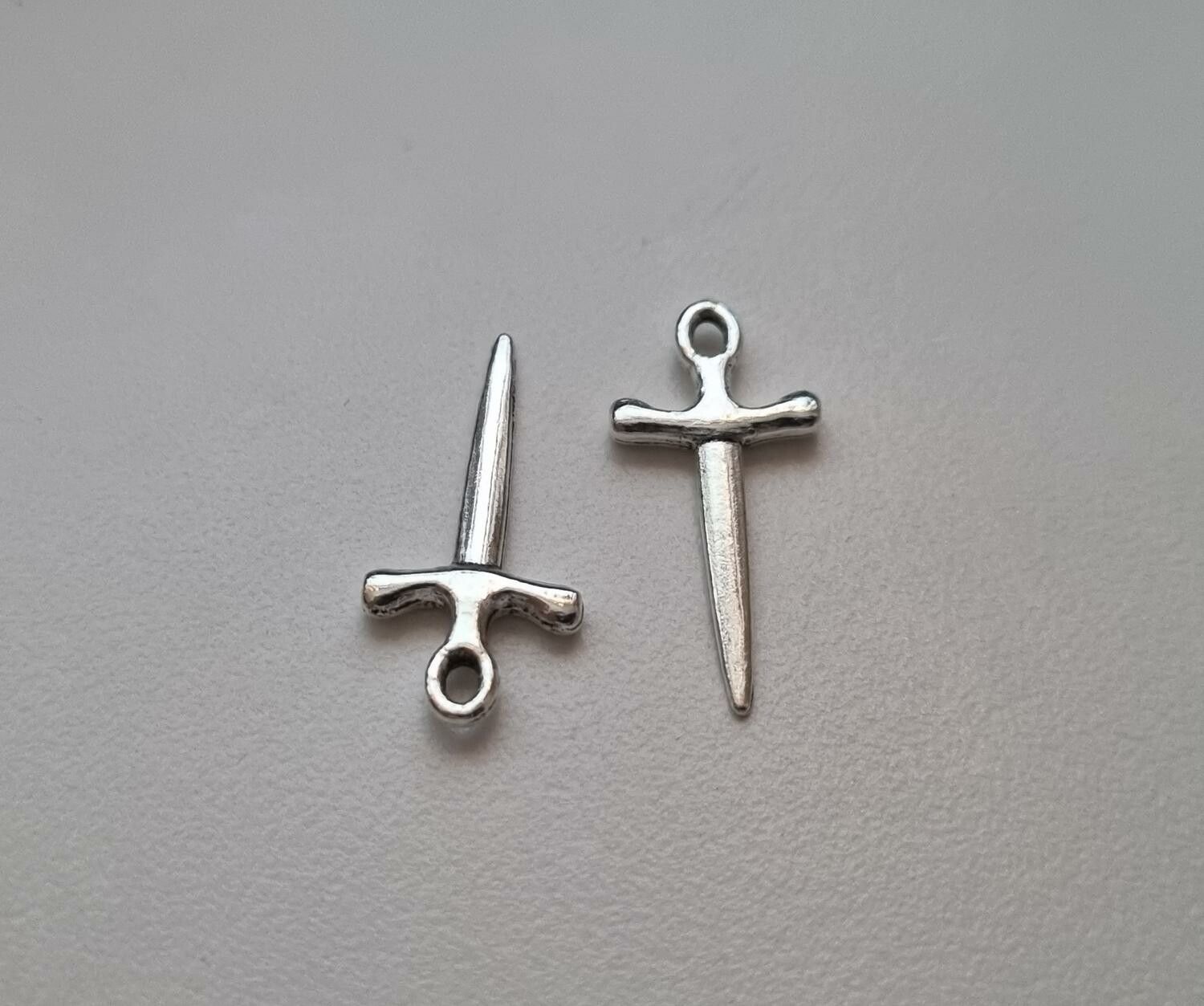2 st mini dolkar / minisvärd. Berlocker / charms