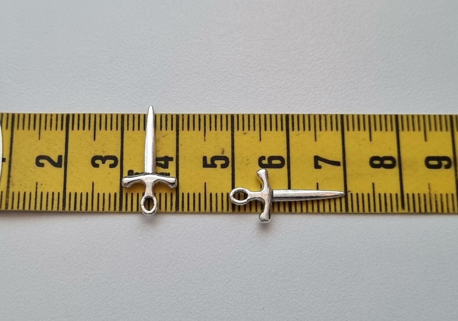 2 st mini dolkar / minisvärd. Berlocker / charms