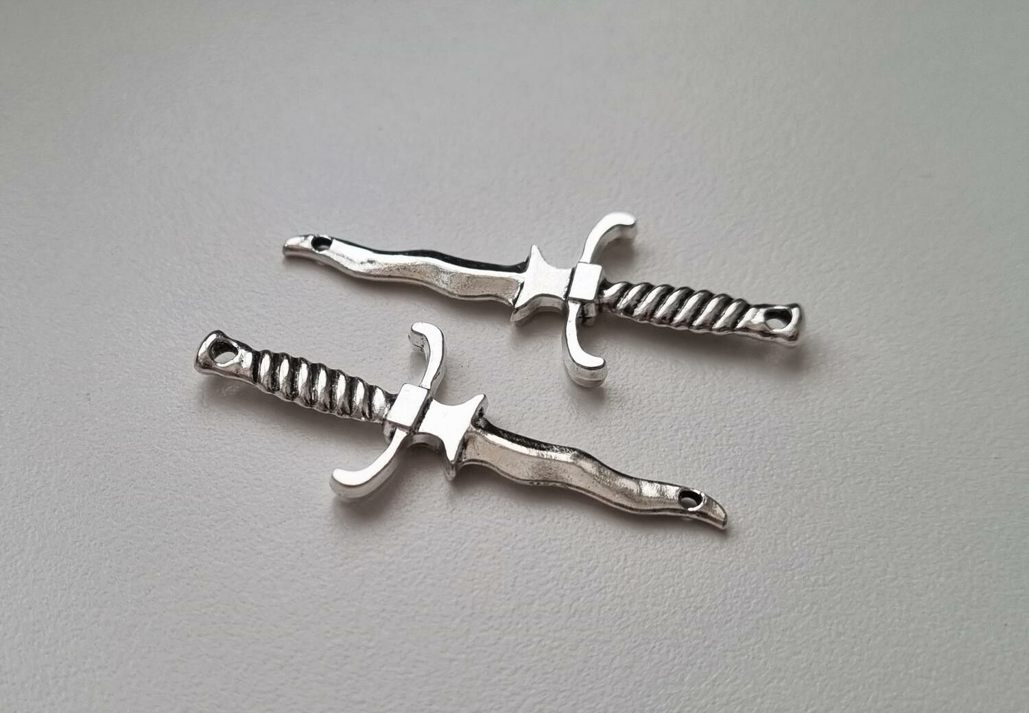 2 st dolkar. Berlocker / hänge / charm