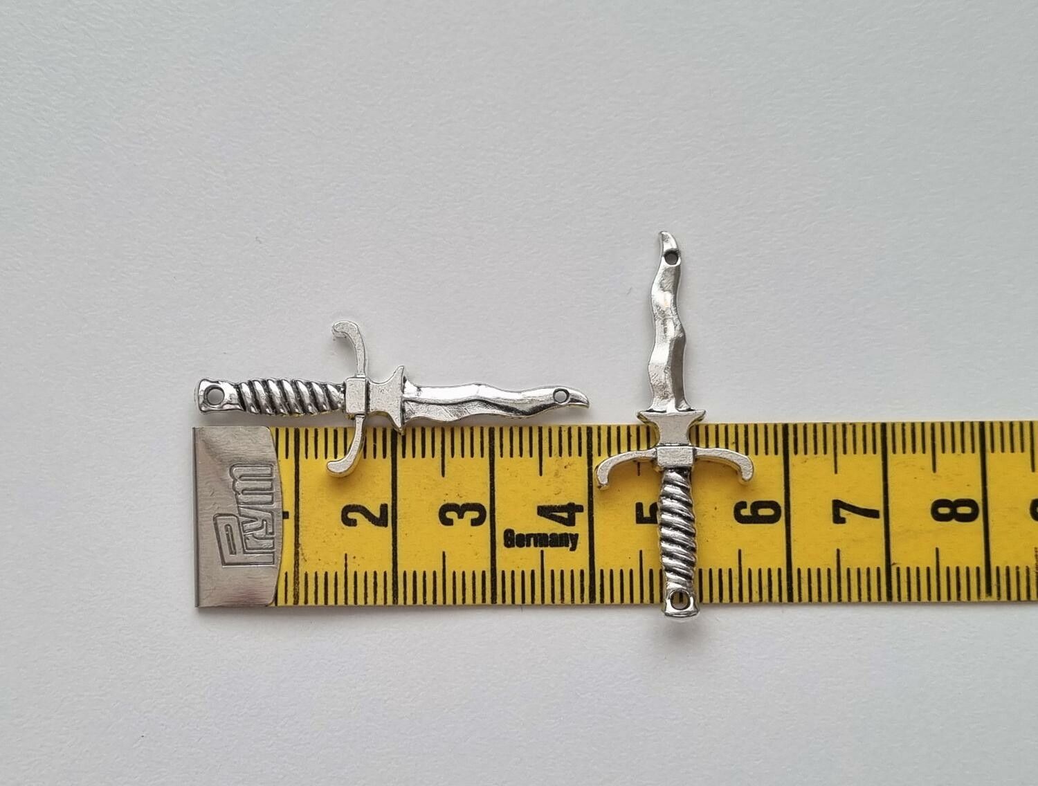 2 st dolkar. Berlocker / hänge / charm
