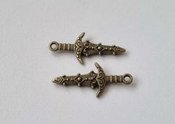 2 st små bronsfärgade svärd / minisvärd. Berlocker Charms
