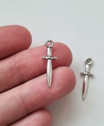 2 st små dolkar / minisvärd. Berlocker / charms